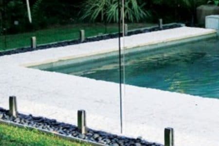 Quelles sont les normes à connaître avant l’installation d’un garde-corps en verre dans son jardin ?