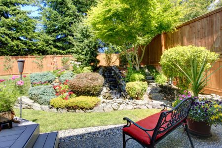 Comment bien choisir la cl&ocirc;ture et le portillon pour prot&eacute;ger son jardin&thinsp;?