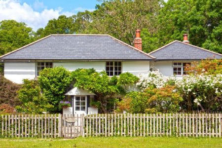 Mettre en place une clôture de maison : pourquoi est-ce important ?