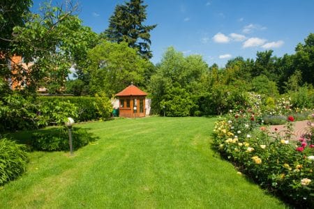 4 façons efficaces de nettoyer votre jardin et de le garder propre