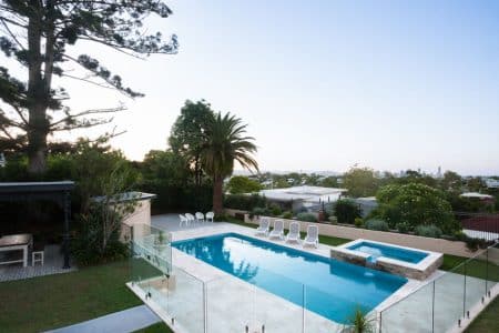3 bonnes raisons de choisir une barrière en verre pour sa piscine