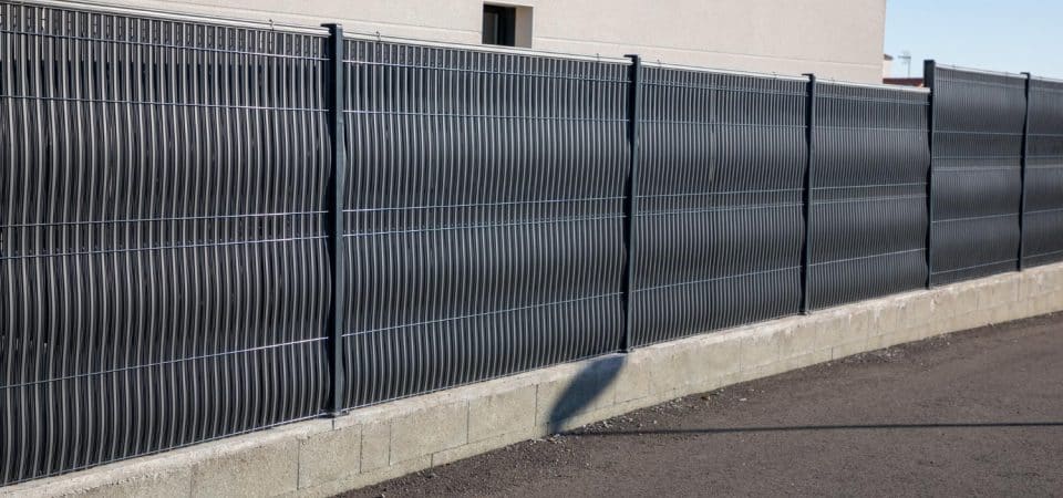 Aménager votre extérieur : pourquoi investir dans une clôture de qualité ?