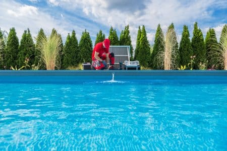 Prolonger la vie de votre piscine grâce à un entretien régulier