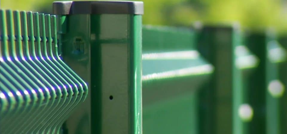 Poteau pour clôture rigide : le guide pour garantir la solidité de votre installation